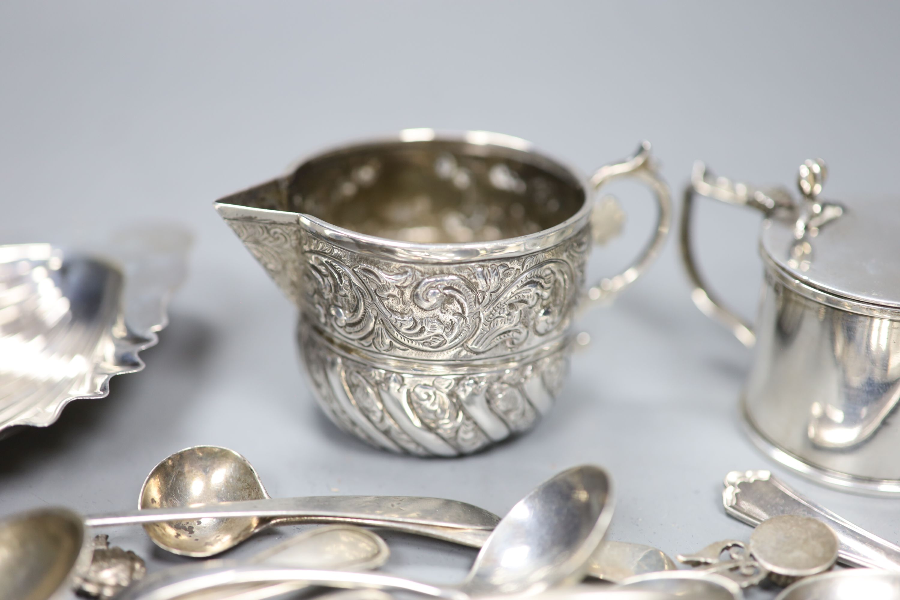 Mixed silver and cutlery.